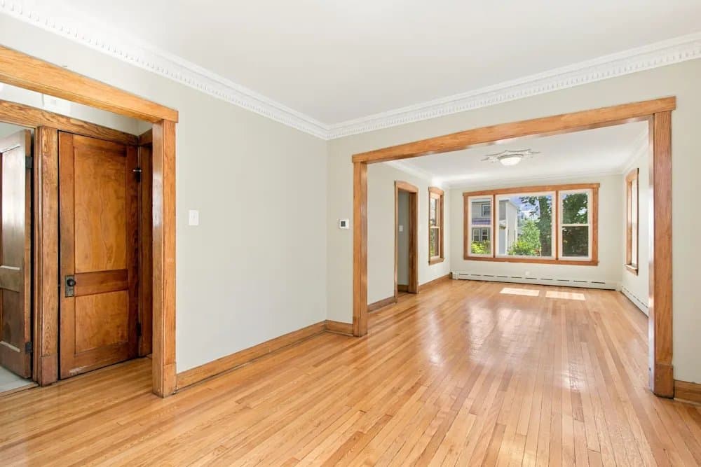 Chicago House: 4242 N Moody Ave