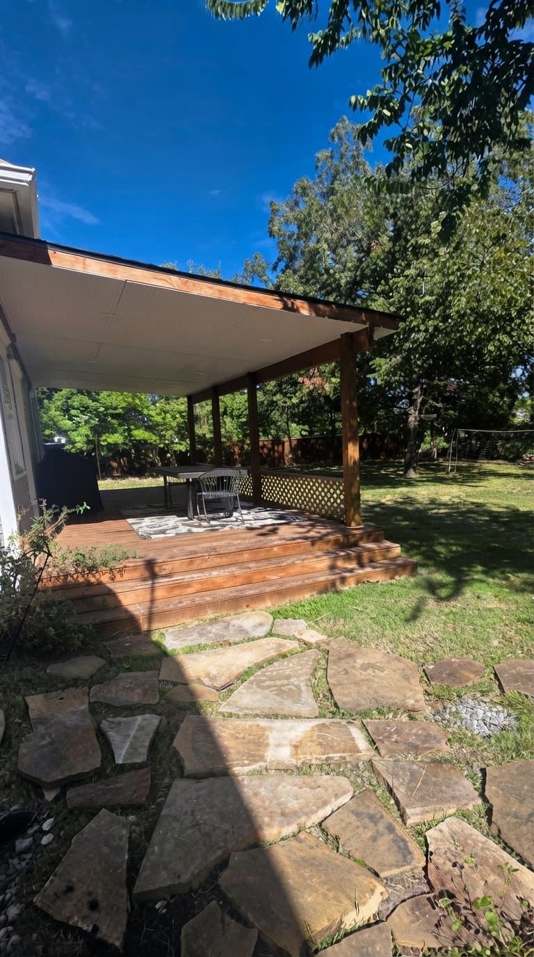 McKinney House: 908 N Church St