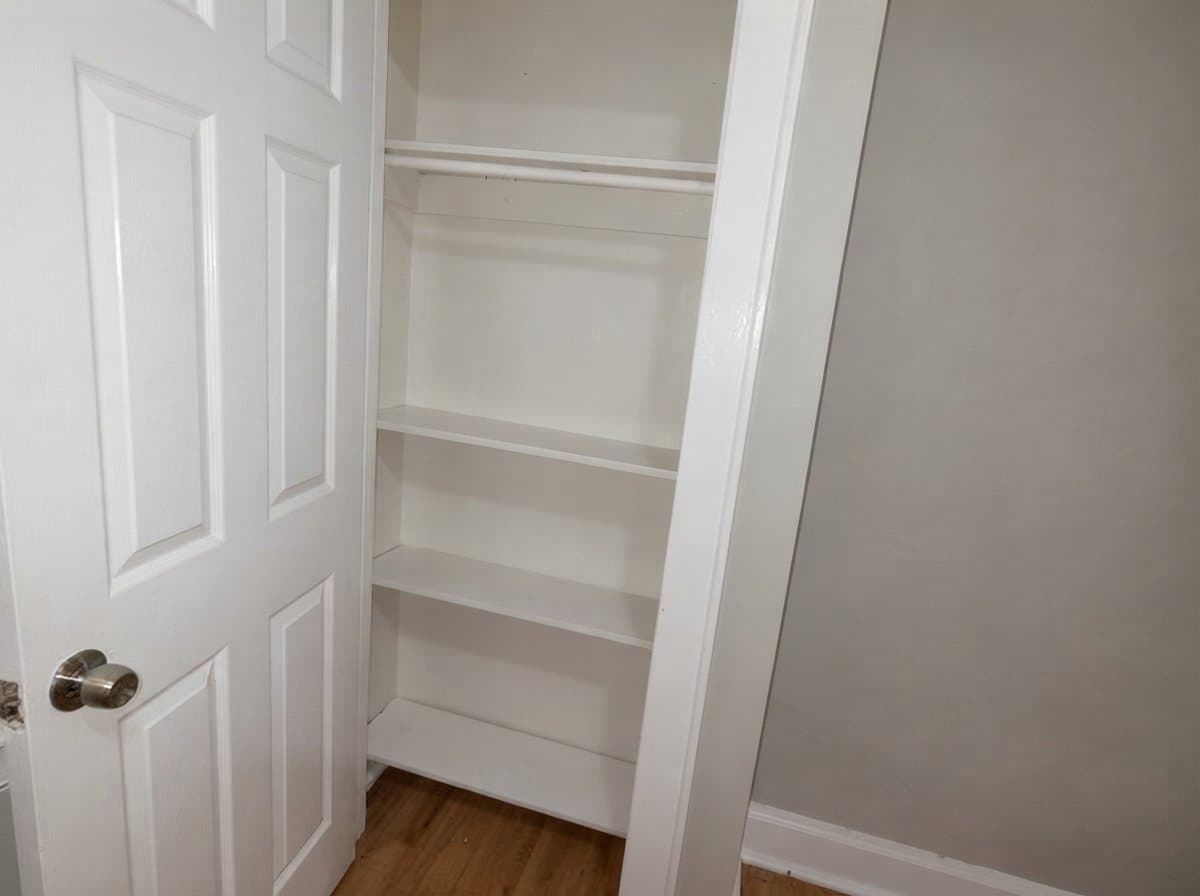 Newark Apartment: 183 Scheerer Ave