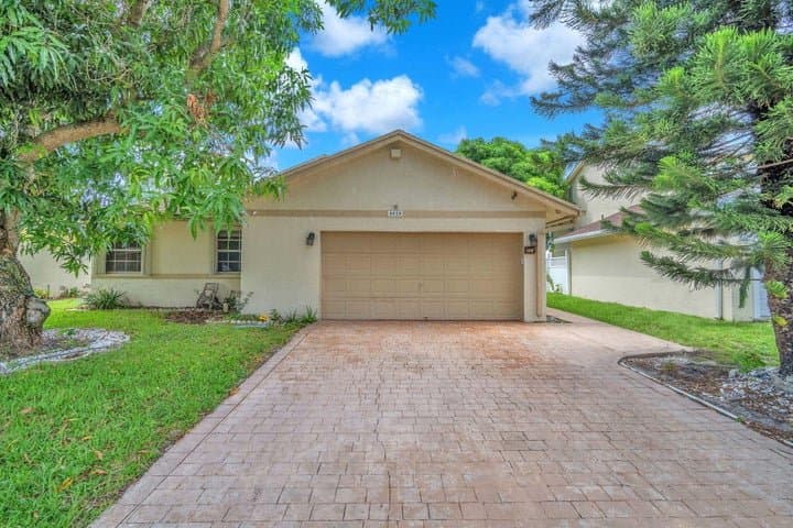 Pembroke Pines House: 1020 SW 99TH Avenue