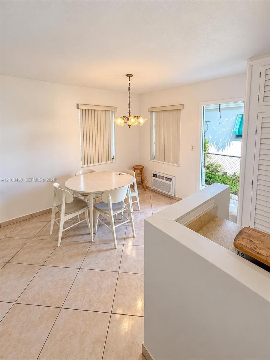 HOLLYWOOD Condo: 2317 Garfield St