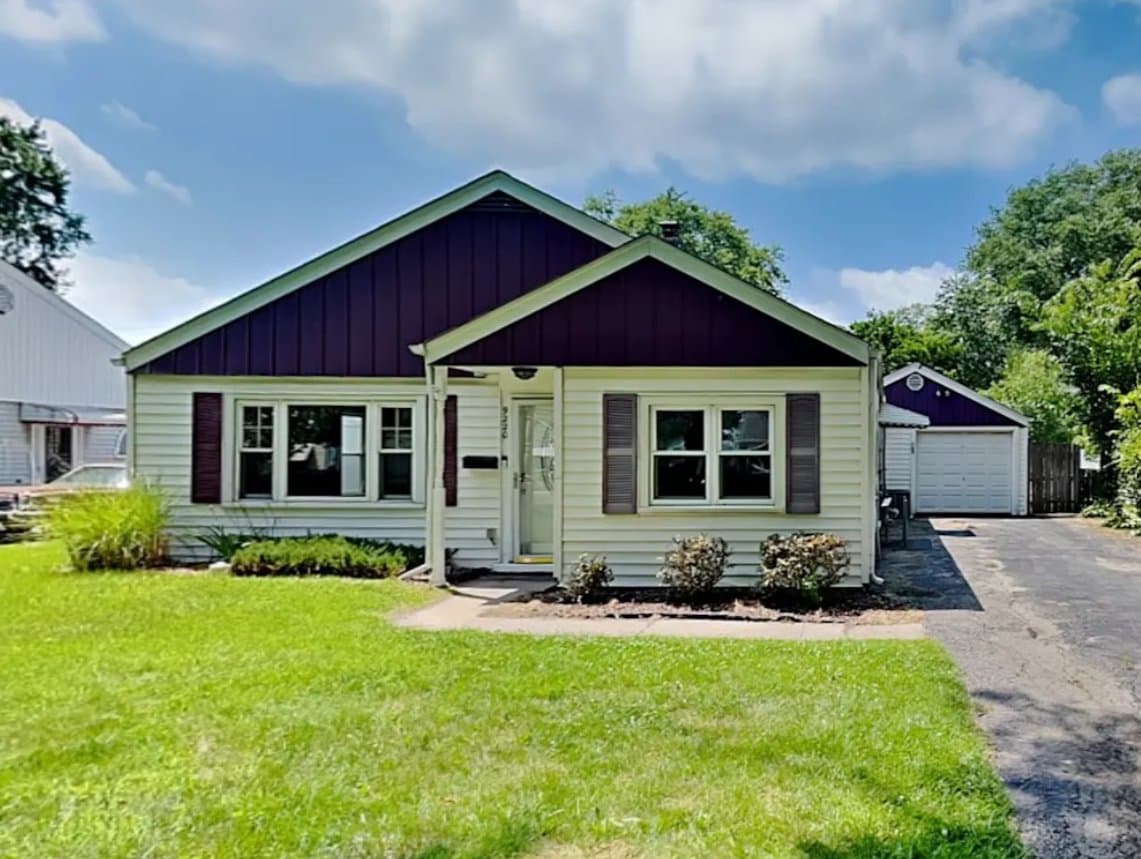 Oak Lawn House: 9225 S 49th Ct