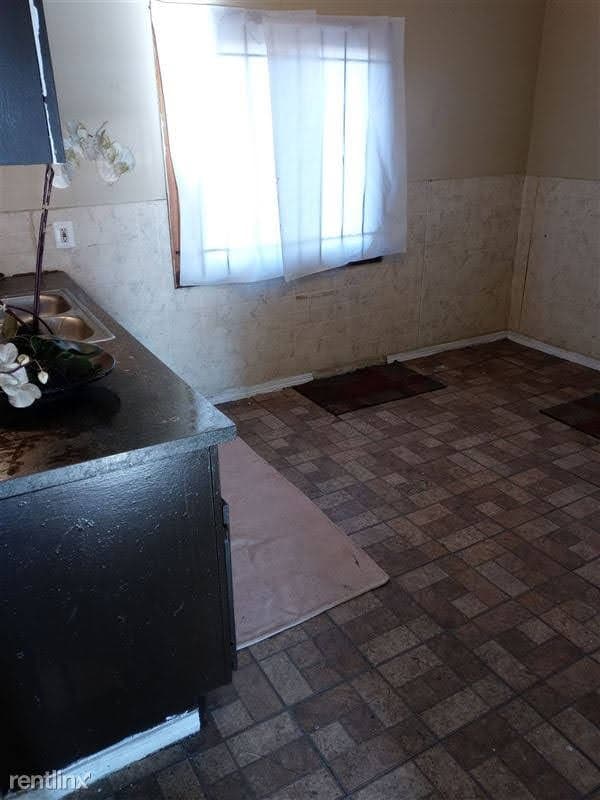 Detroit House: 15610 W Chicago St