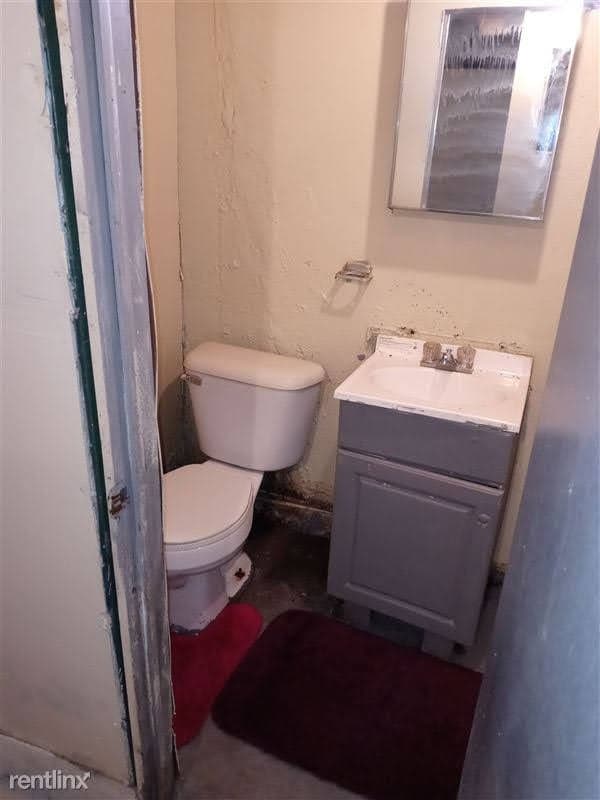 Detroit House: 15610 W Chicago St