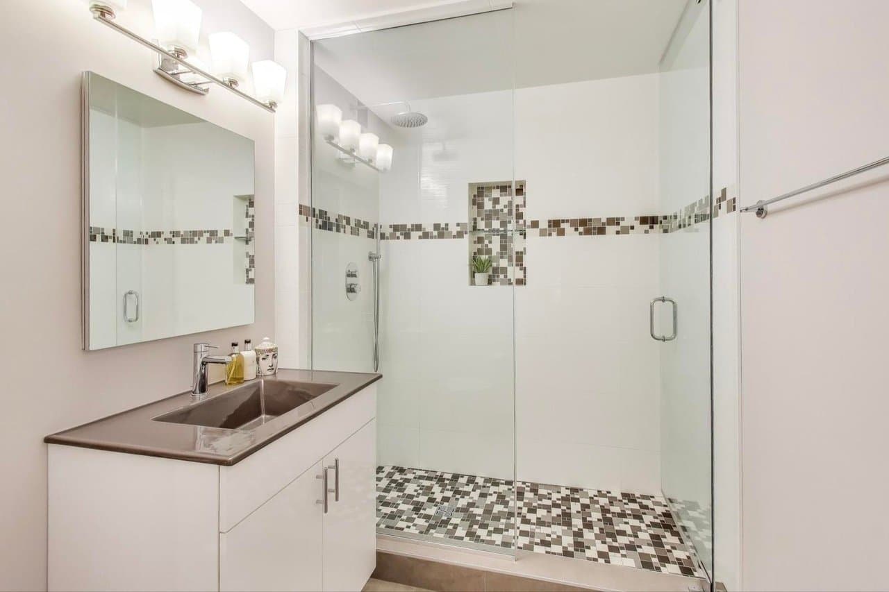 Chicago Single Room: 2 E Erie St