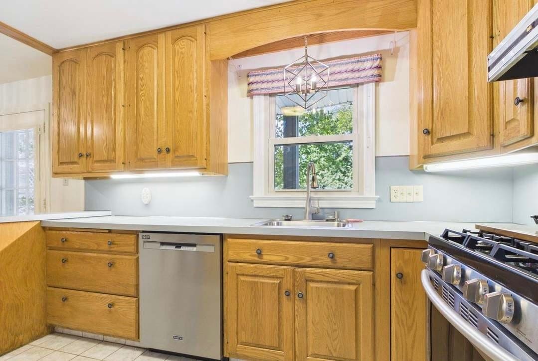 York House: 393 Waters Rd