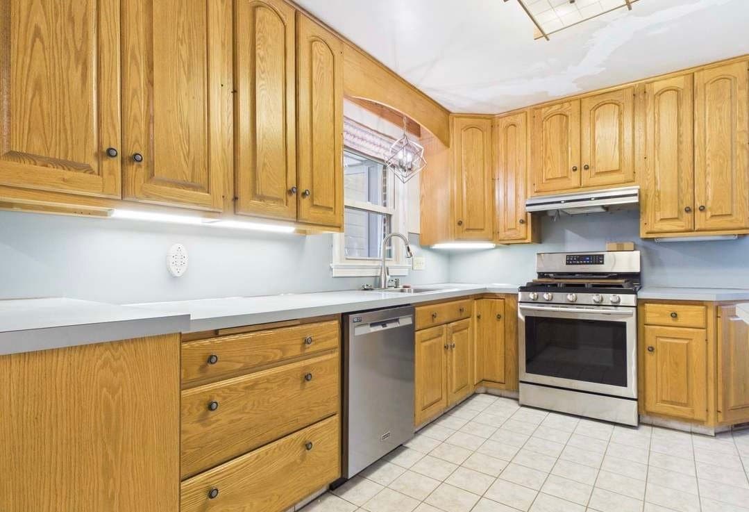 York House: 393 Waters Rd