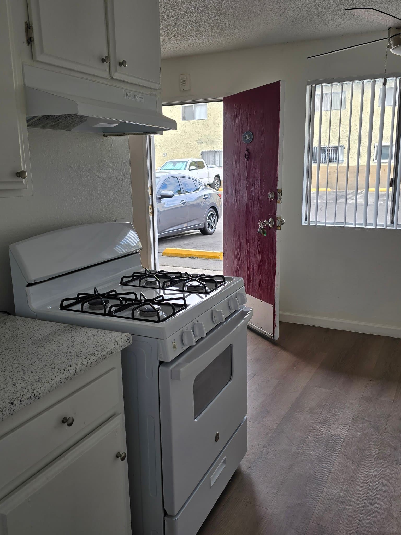 Van Nuys Apartment: 6851 Sepulveda Blvd