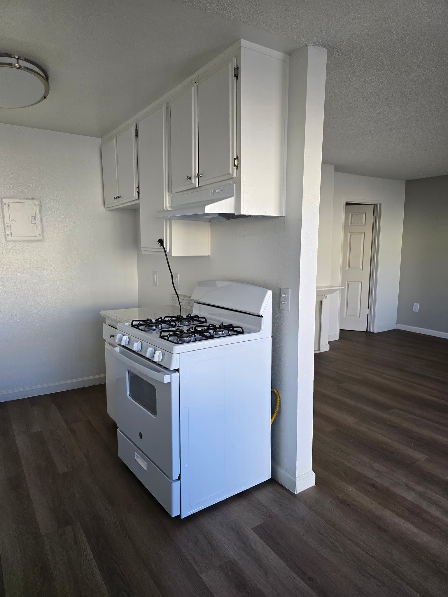Van Nuys Apartment: 6851 Sepulveda Blvd