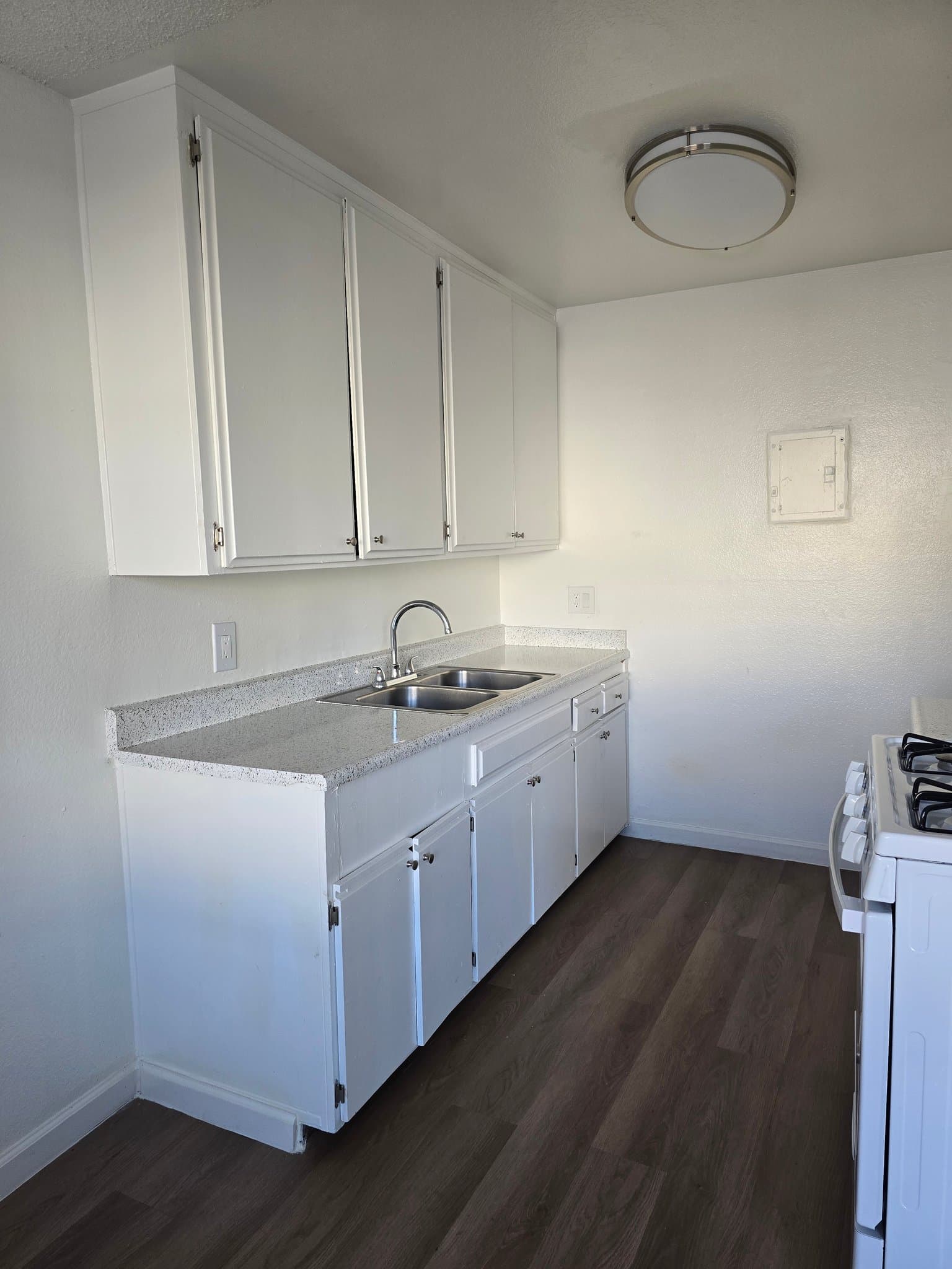 Van Nuys Apartment: 6851 Sepulveda Blvd