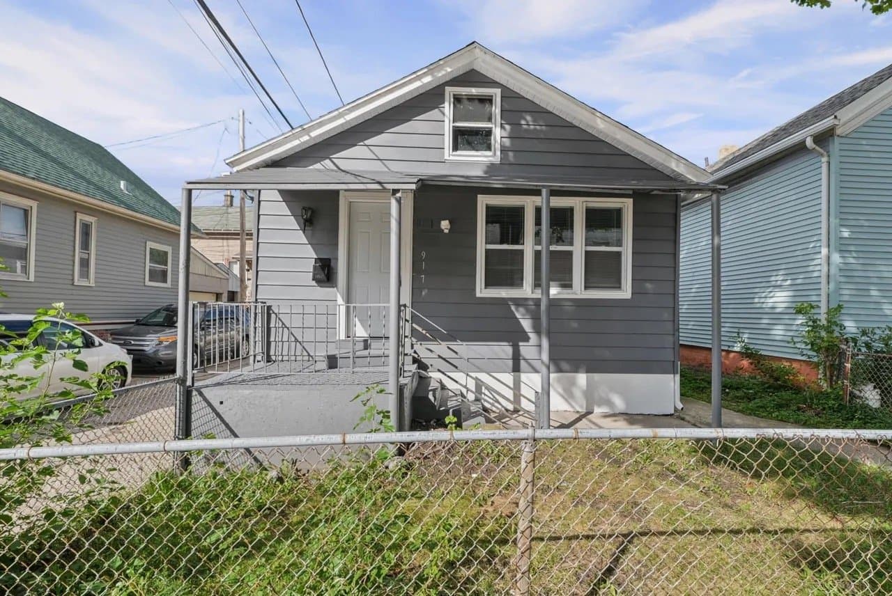 Milwaukee House: 917 S 9th St