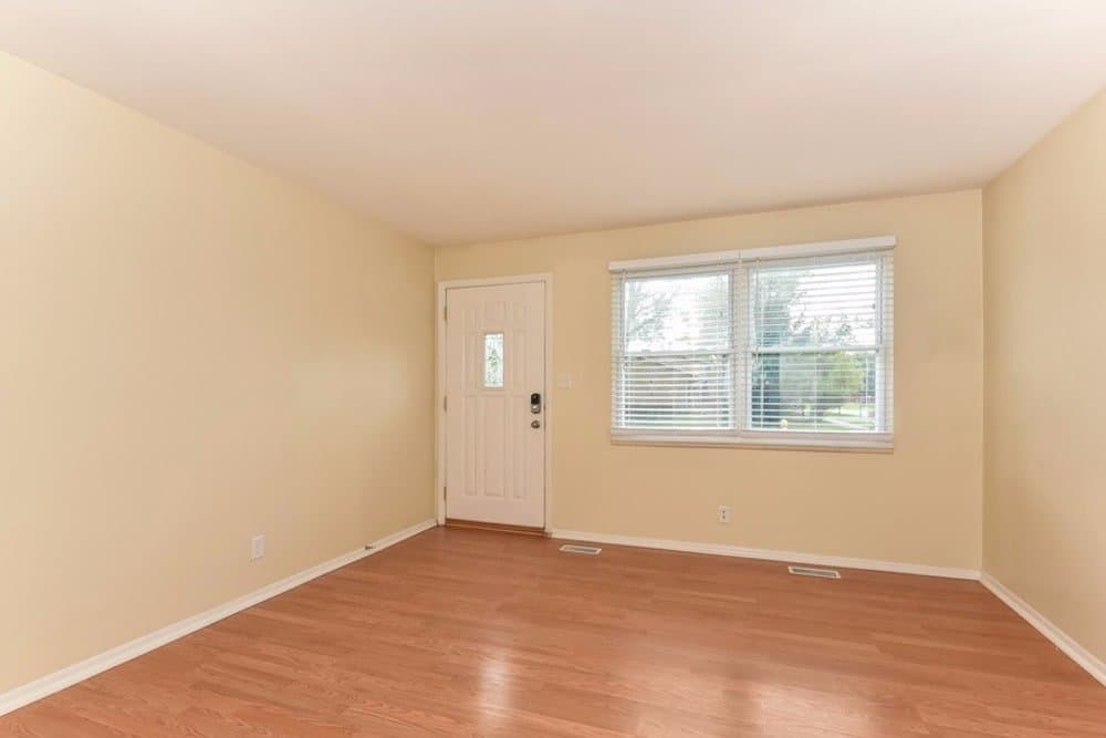 Bolingbrook House: 201 Valley Dr