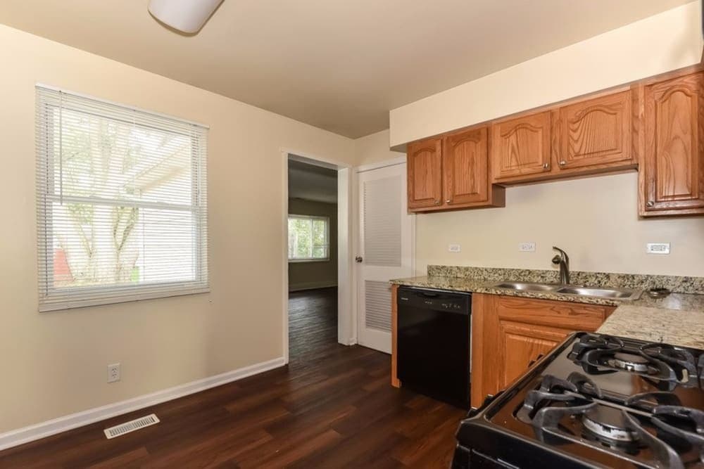 Bolingbrook House: 201 Valley Dr