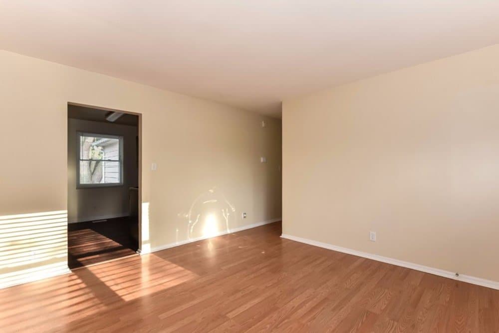 Bolingbrook House: 201 Valley Dr