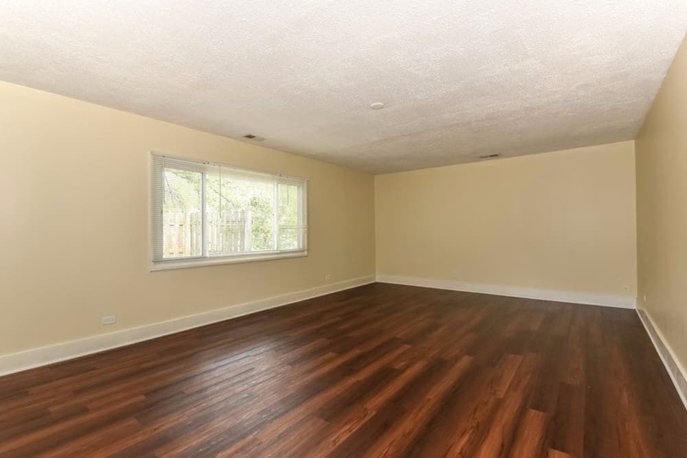 Bolingbrook House: 201 Valley Dr