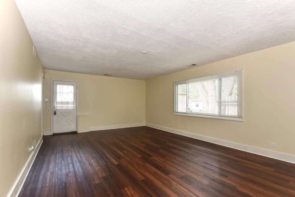 Bolingbrook House: 201 Valley Dr