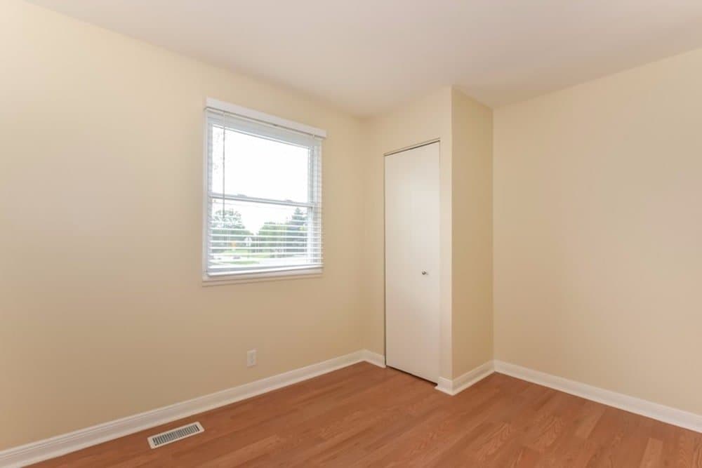 Bolingbrook House: 201 Valley Dr
