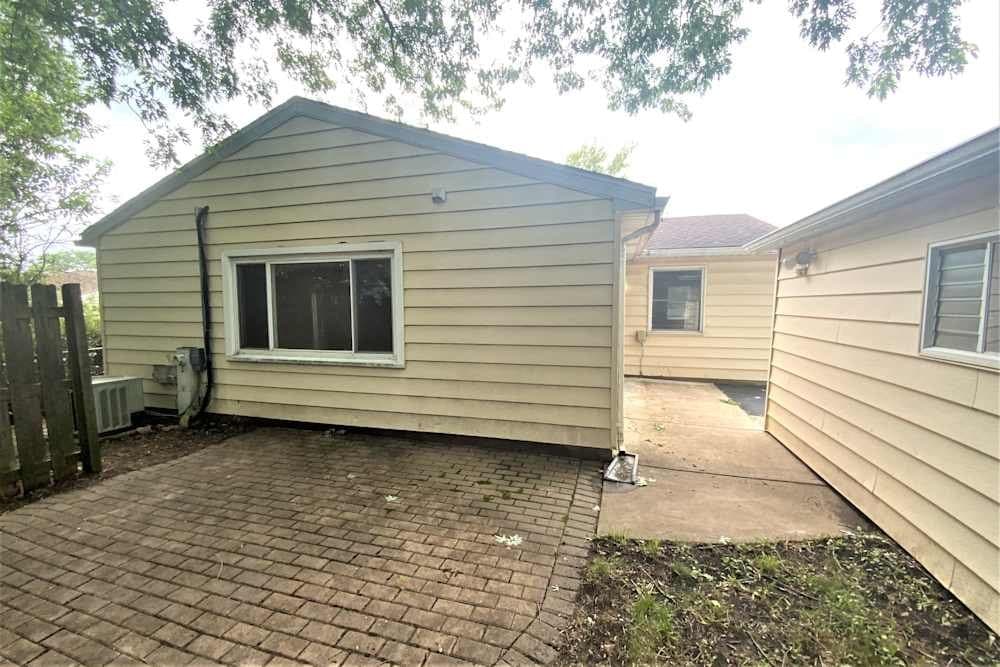 Bolingbrook House: 201 Valley Dr