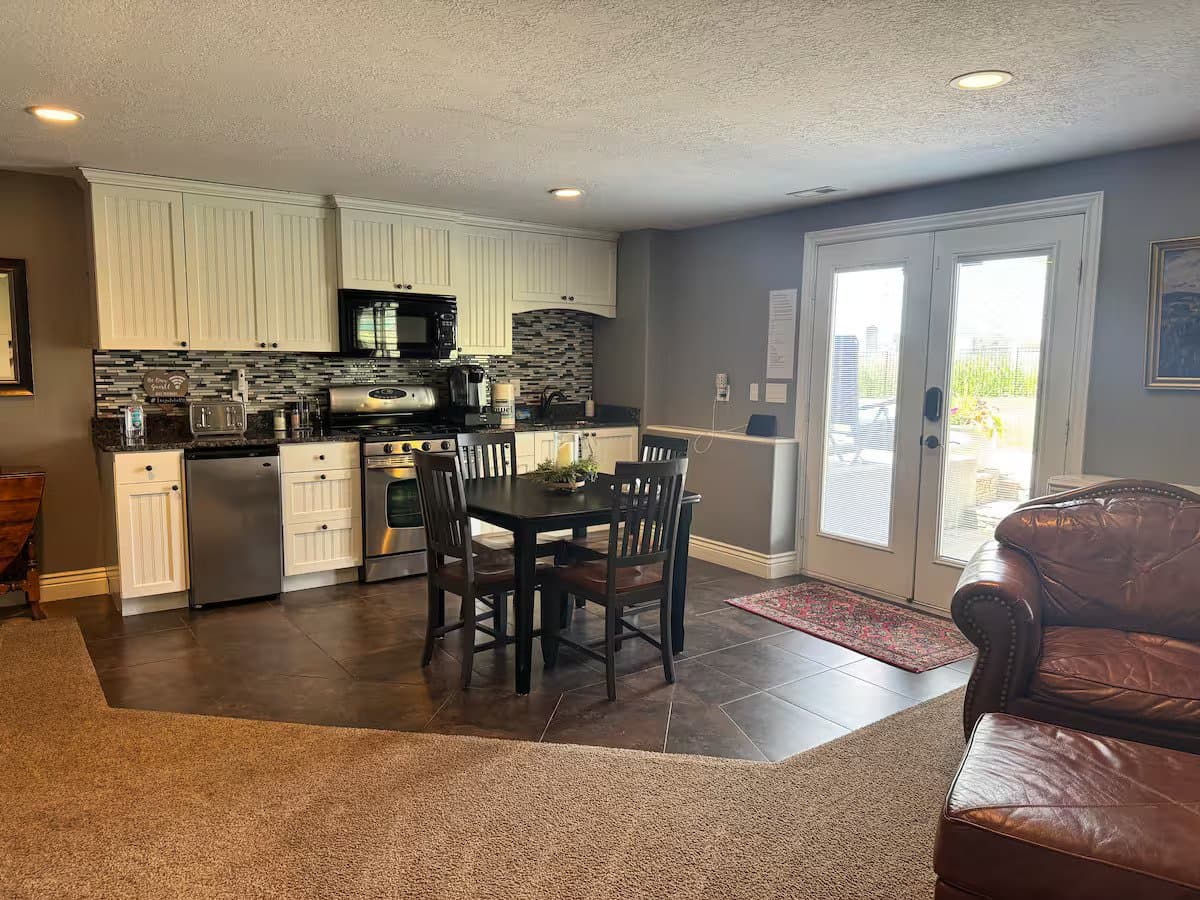 Farmington House: 246 Limousine Ct