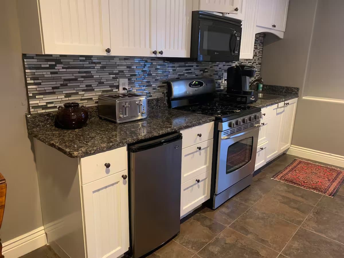 Farmington House: 246 Limousine Ct