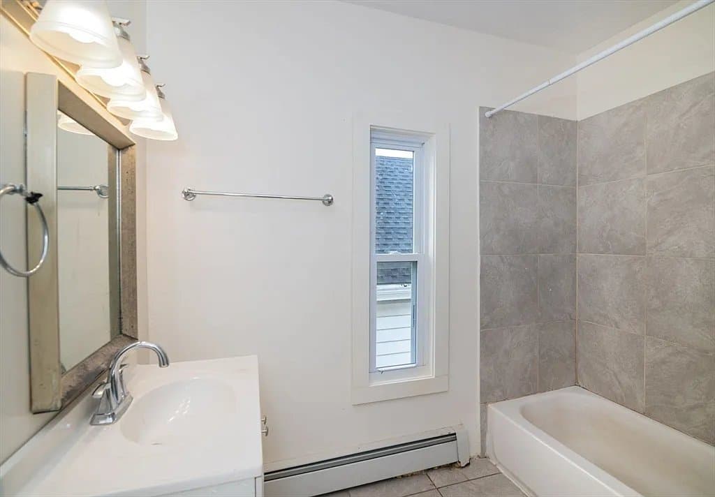 Quincy Single Room: 81 Gilbert Street