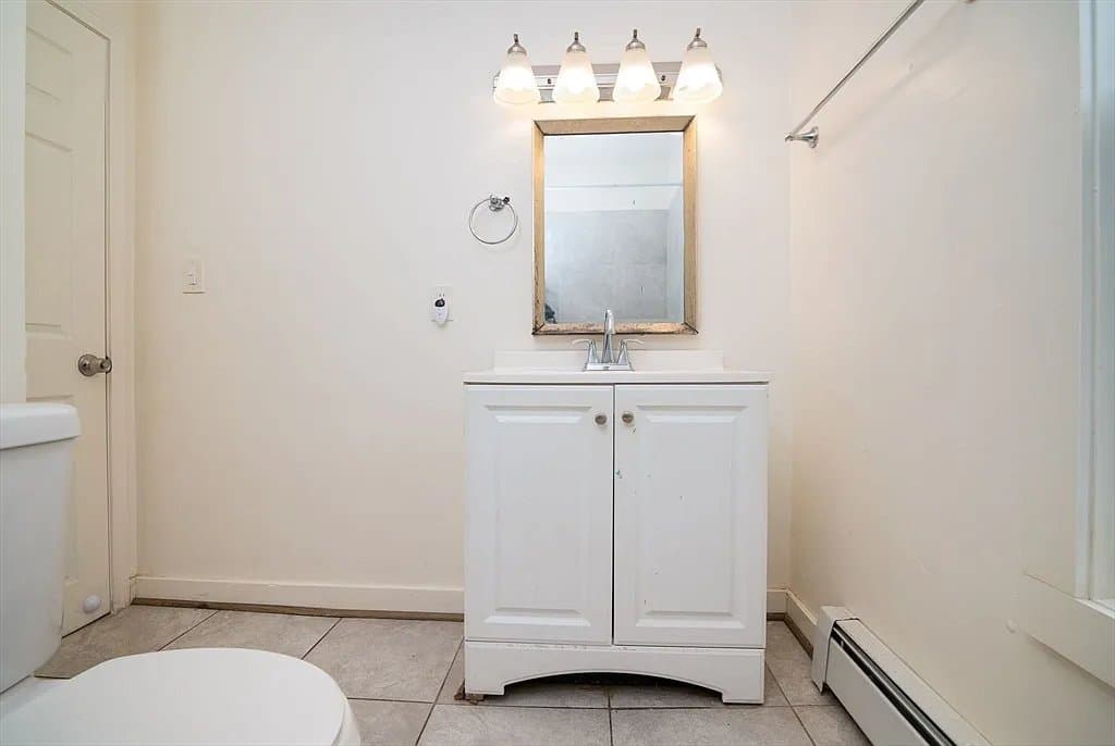 Quincy Single Room: 81 Gilbert Street