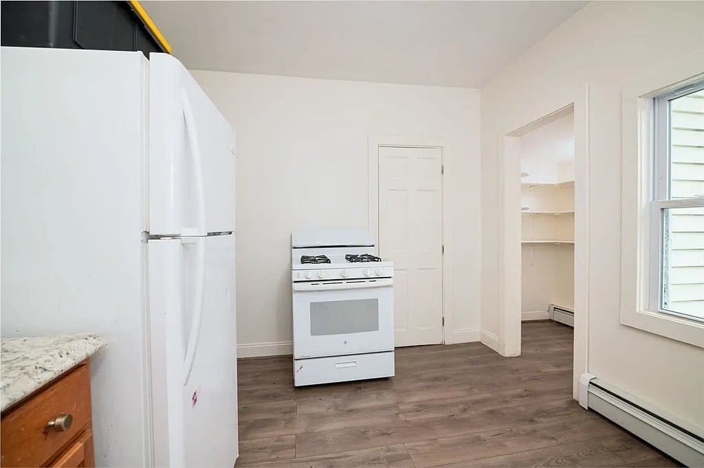 Quincy Single Room: 81 Gilbert Street