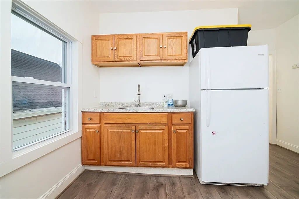Quincy Single Room: 81 Gilbert Street