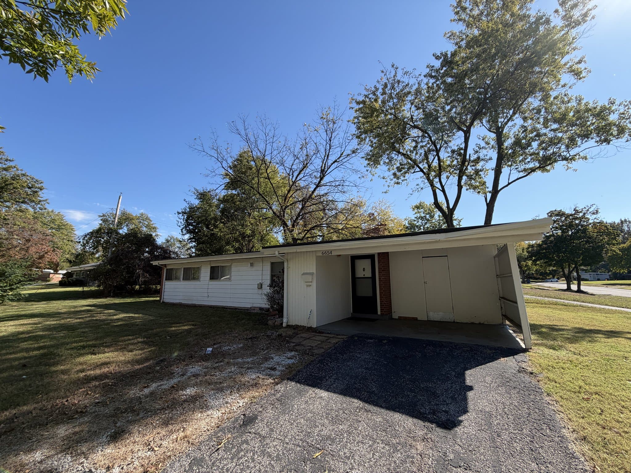 Saint Louis House: 6654 Bitteroot Ln