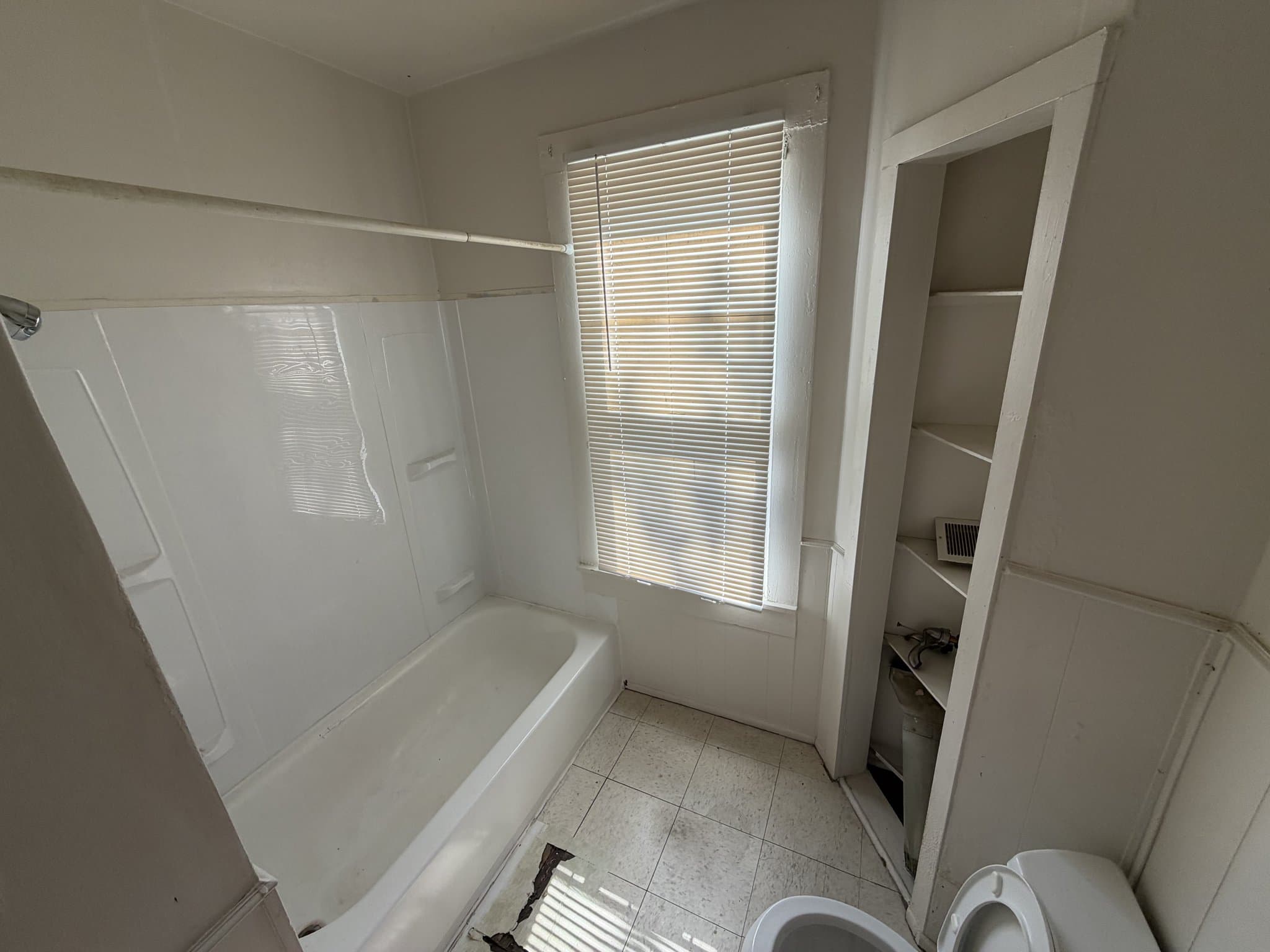 Saint Louis House: 136 S Clark Ave