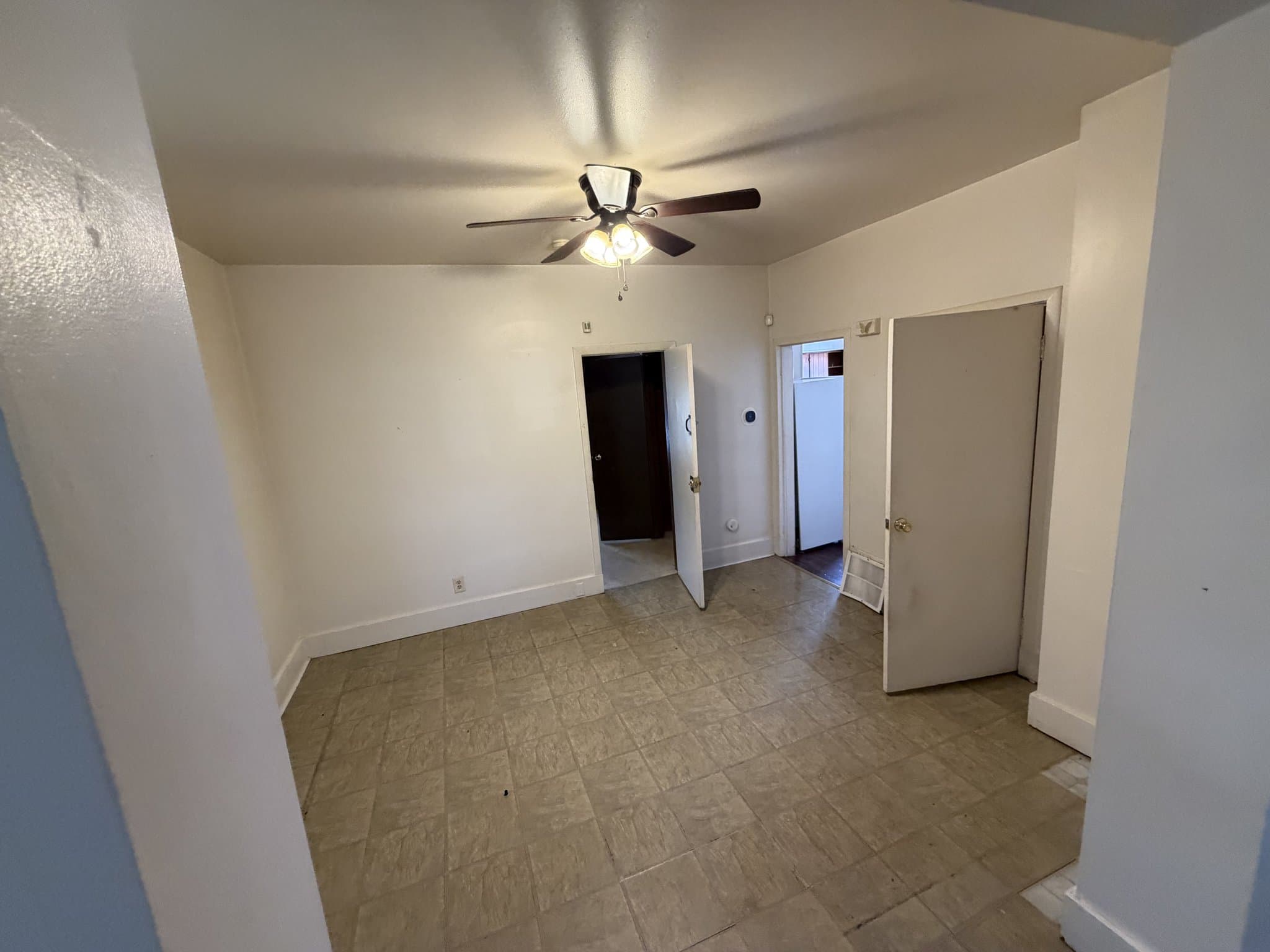 Saint Louis House: 136 S Clark Ave