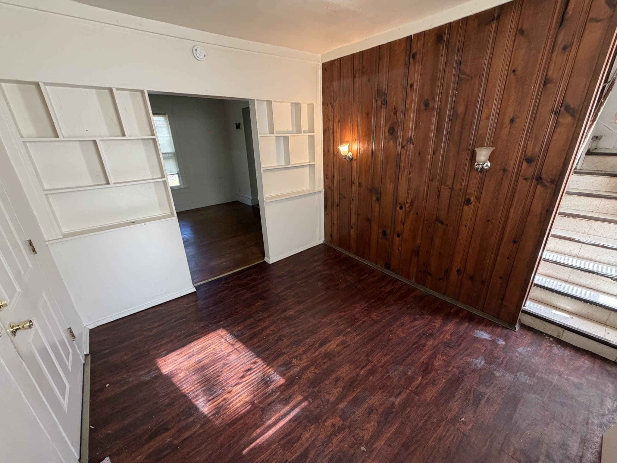 Saint Louis House: 136 S Clark Ave