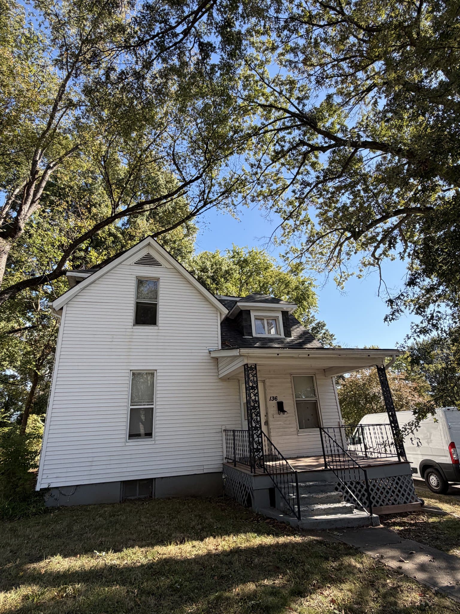 Saint Louis House: 136 S Clark Ave