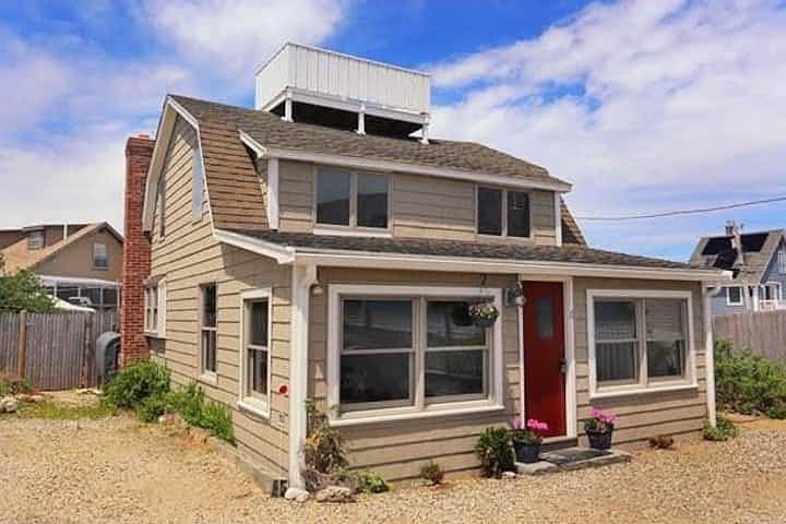 Newbury House: 6 2nd St