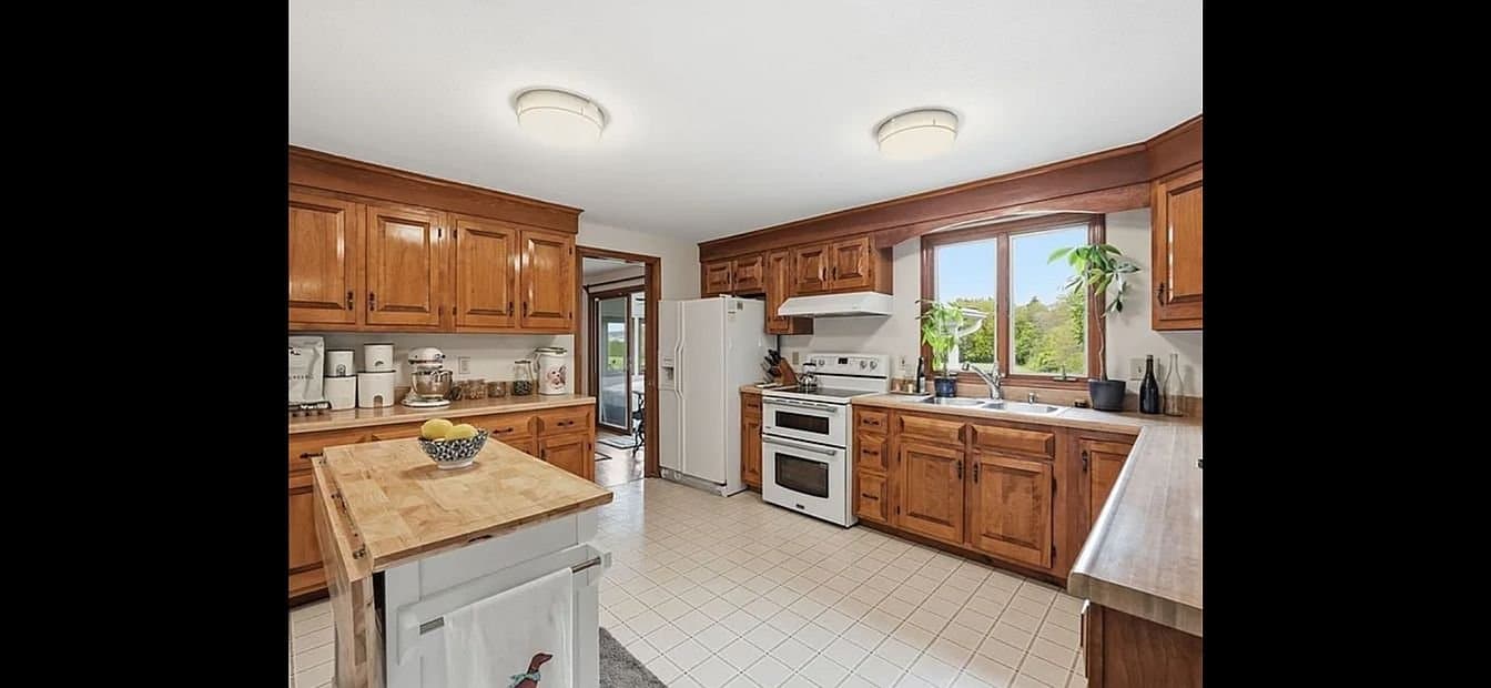 Hadley House: 73 N Maple St