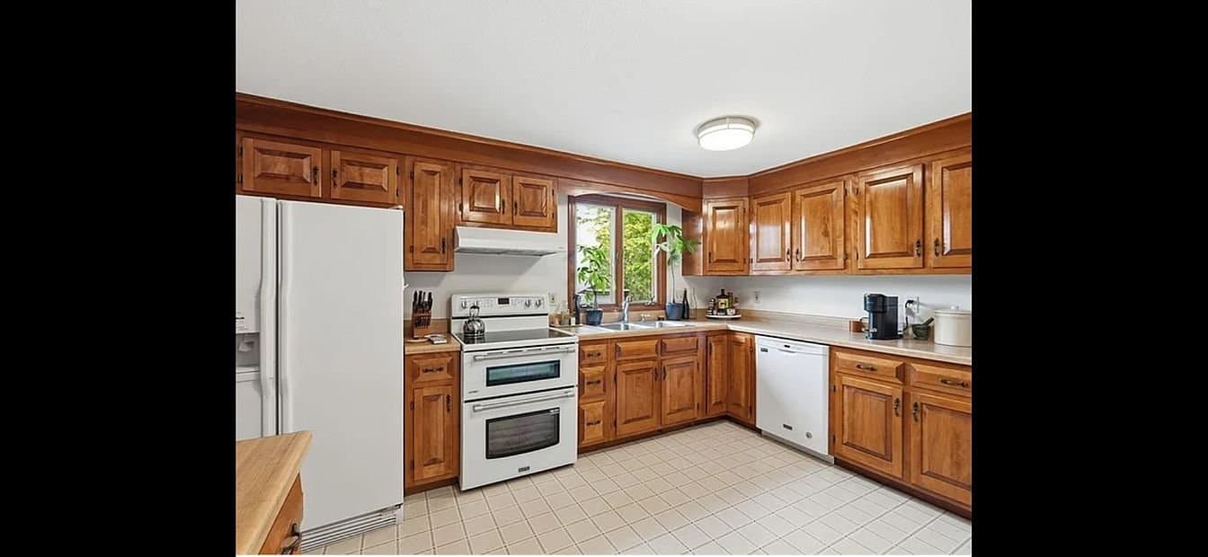 Hadley House: 73 N Maple St