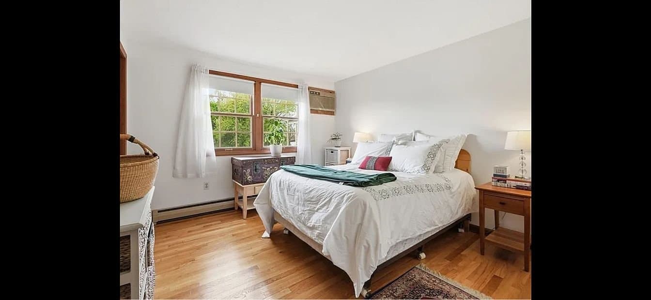 Hadley House: 73 N Maple St