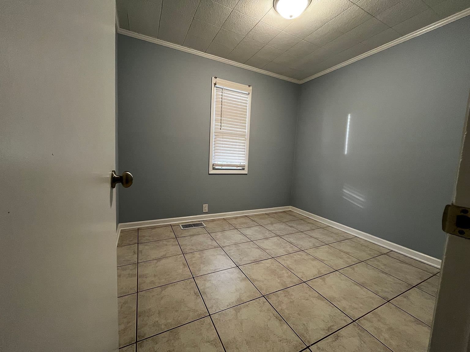 Round Lake Park House: 415 Clifton Dr