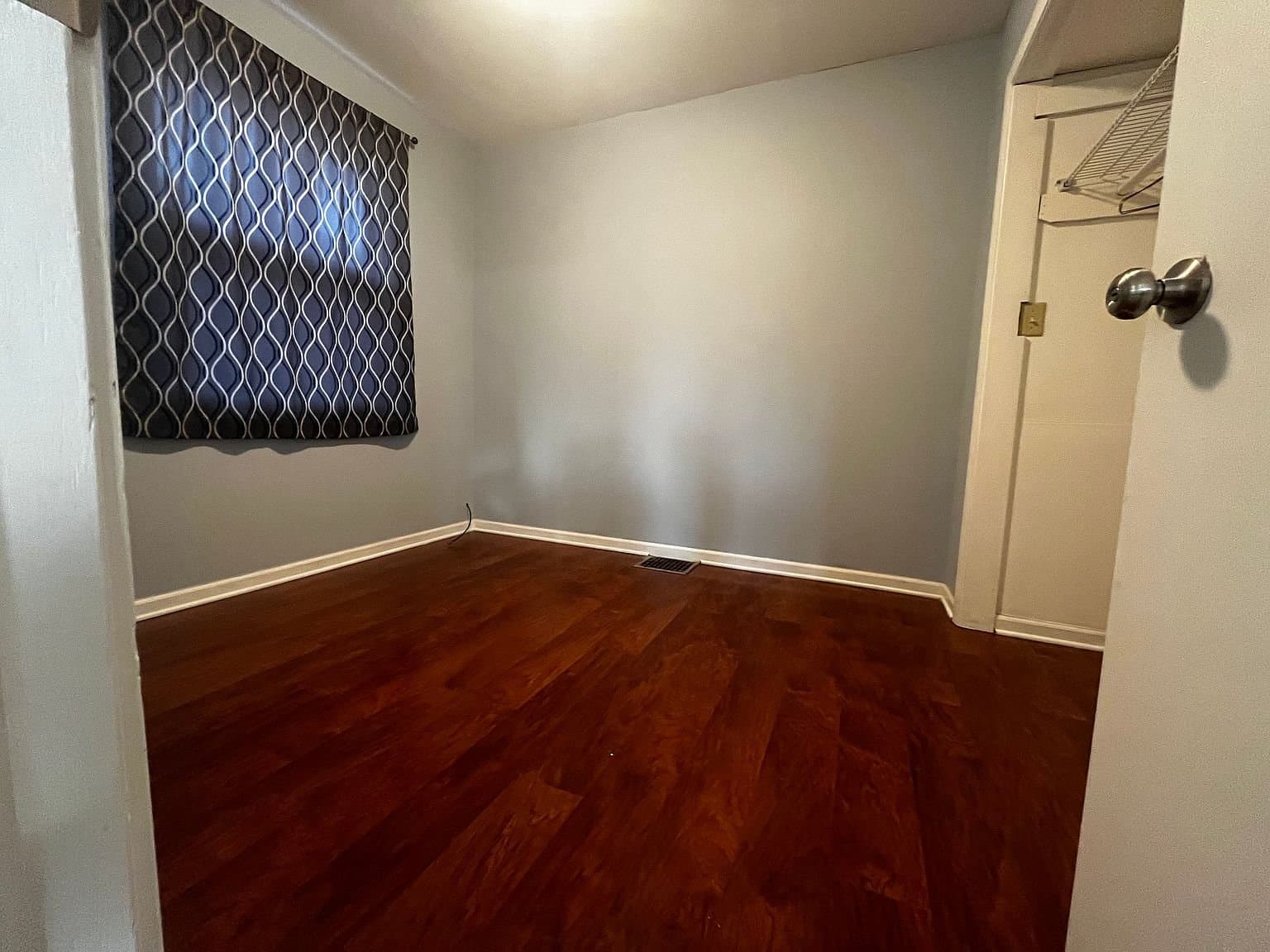 Round Lake Park House: 415 Clifton Dr