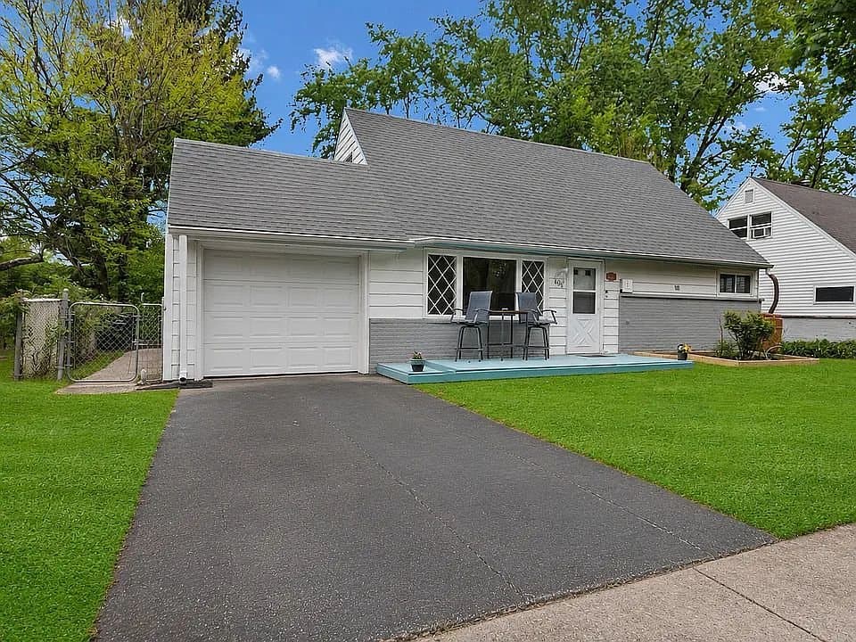 Park Forest House: 406 Winnebago St