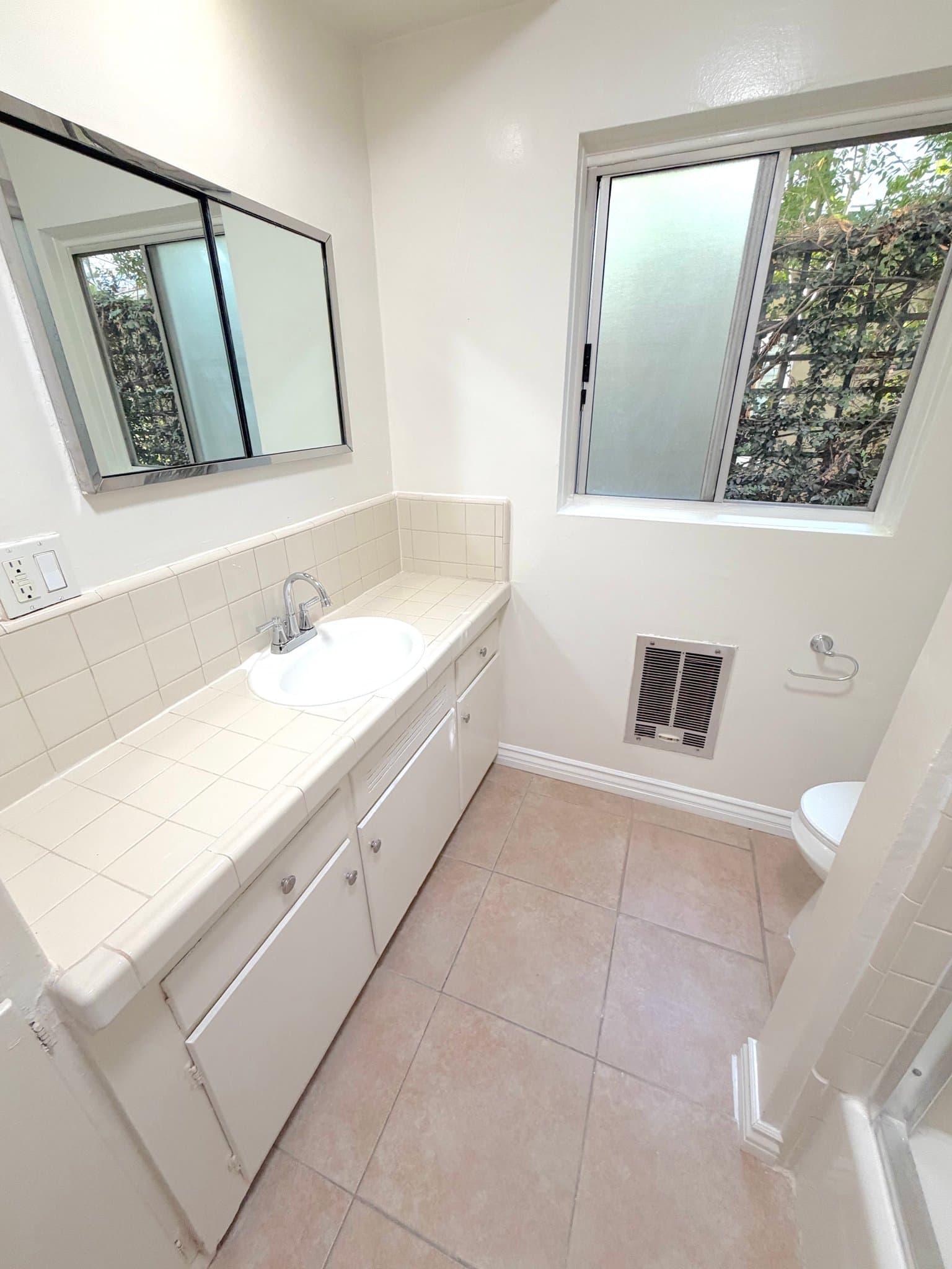 Santa Monica Apartment: 807 3rd St.