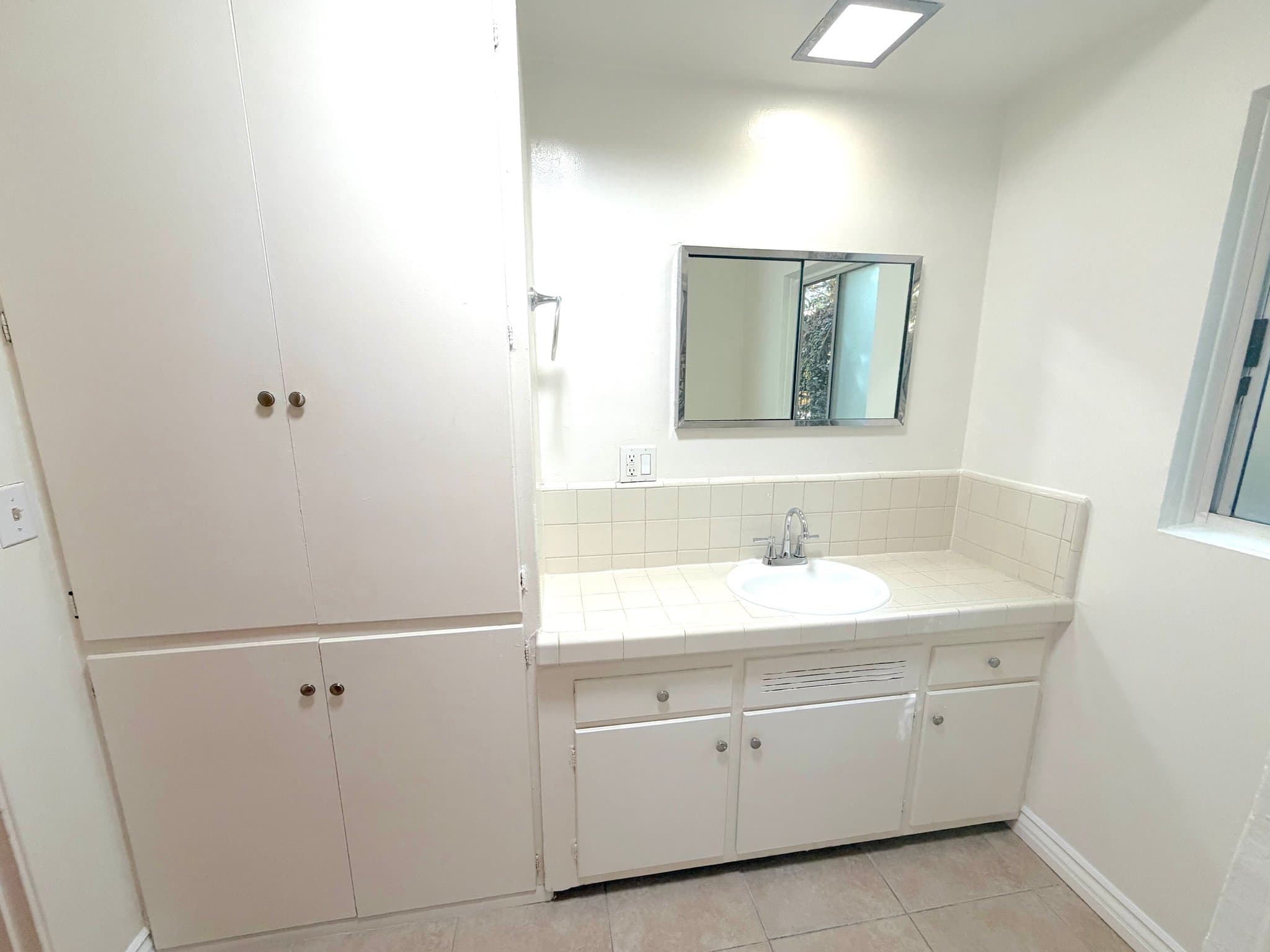 Santa Monica Apartment: 807 3rd St.