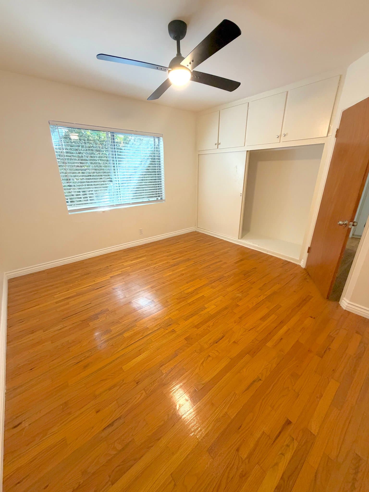 Santa Monica Apartment: 807 3rd St.