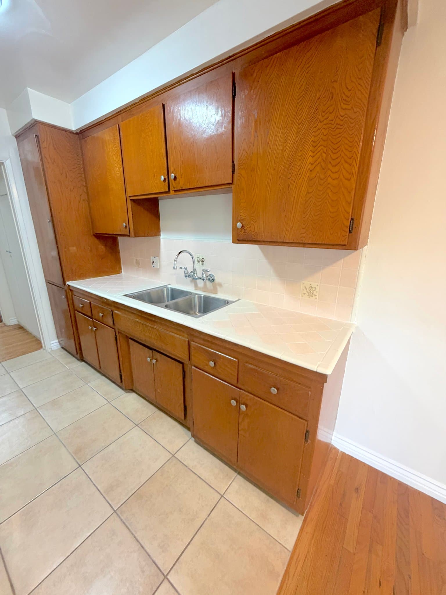 Santa Monica Apartment: 807 3rd St.