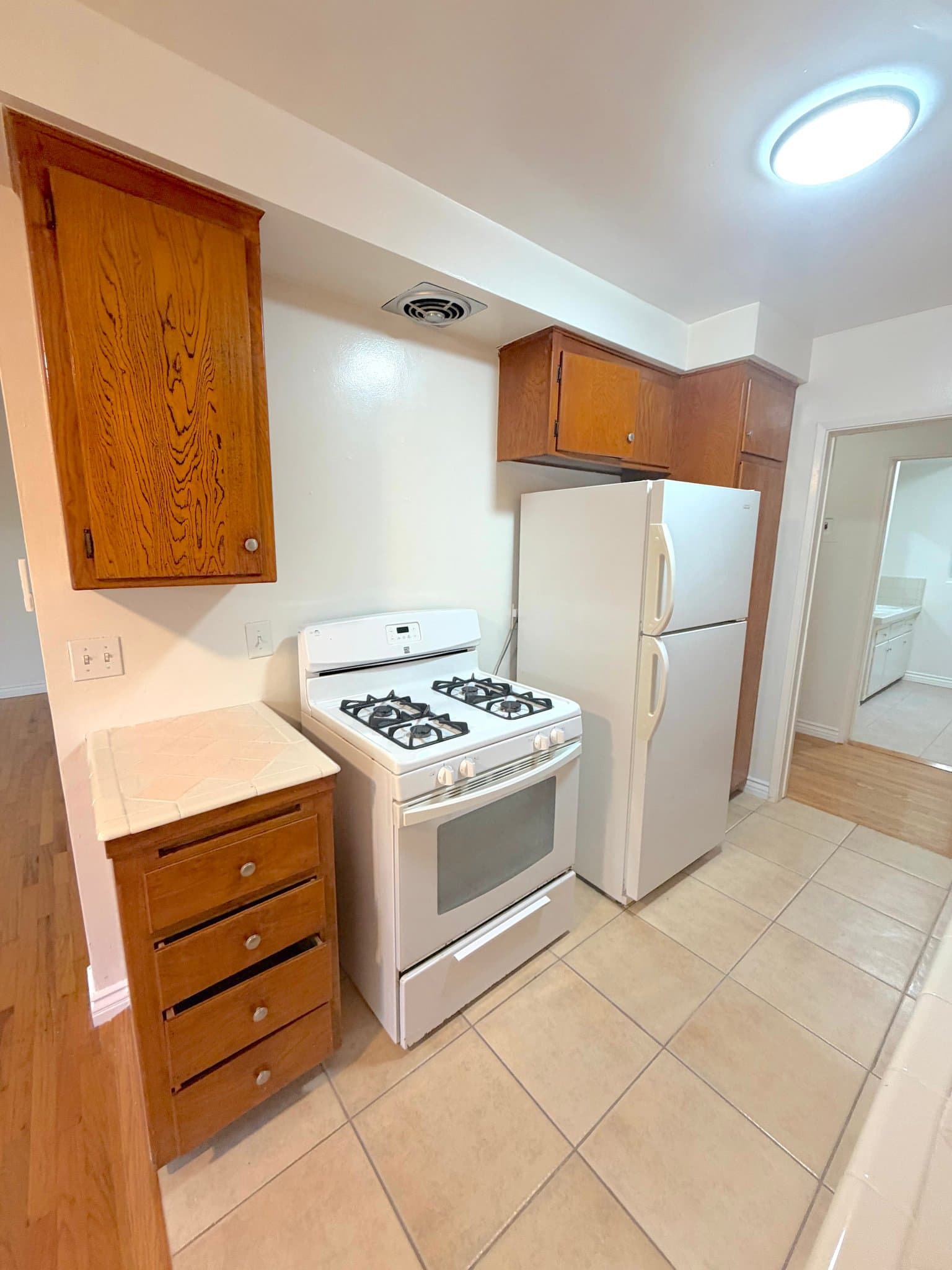 Santa Monica Apartment: 807 3rd St.
