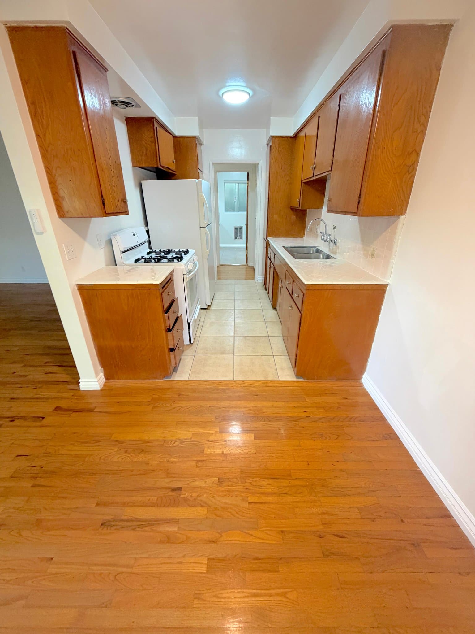 Santa Monica Apartment: 807 3rd St.