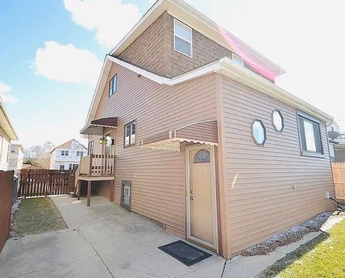 Elmwood Park House: 2420 N 75th Ct, Elmwood Park, IL 60707