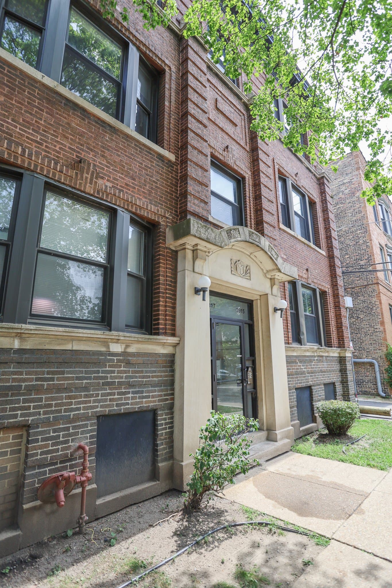 Chicago Apartment: 3915 Fremont
