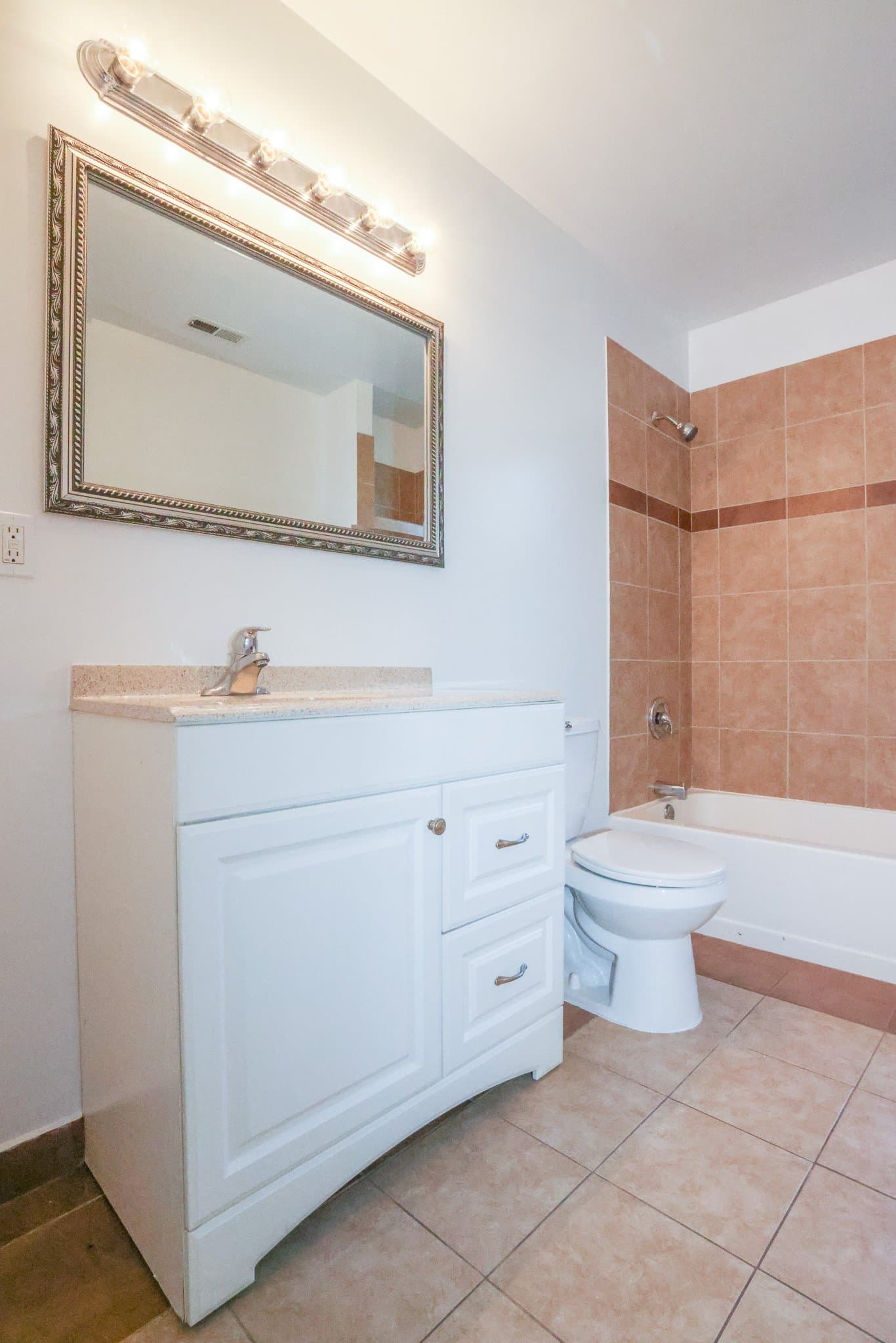Chicago Apartment: 901 Sheridan