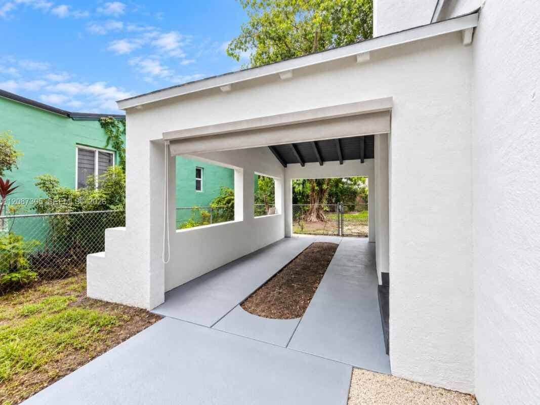 Miami House: 1043 NW 48th St